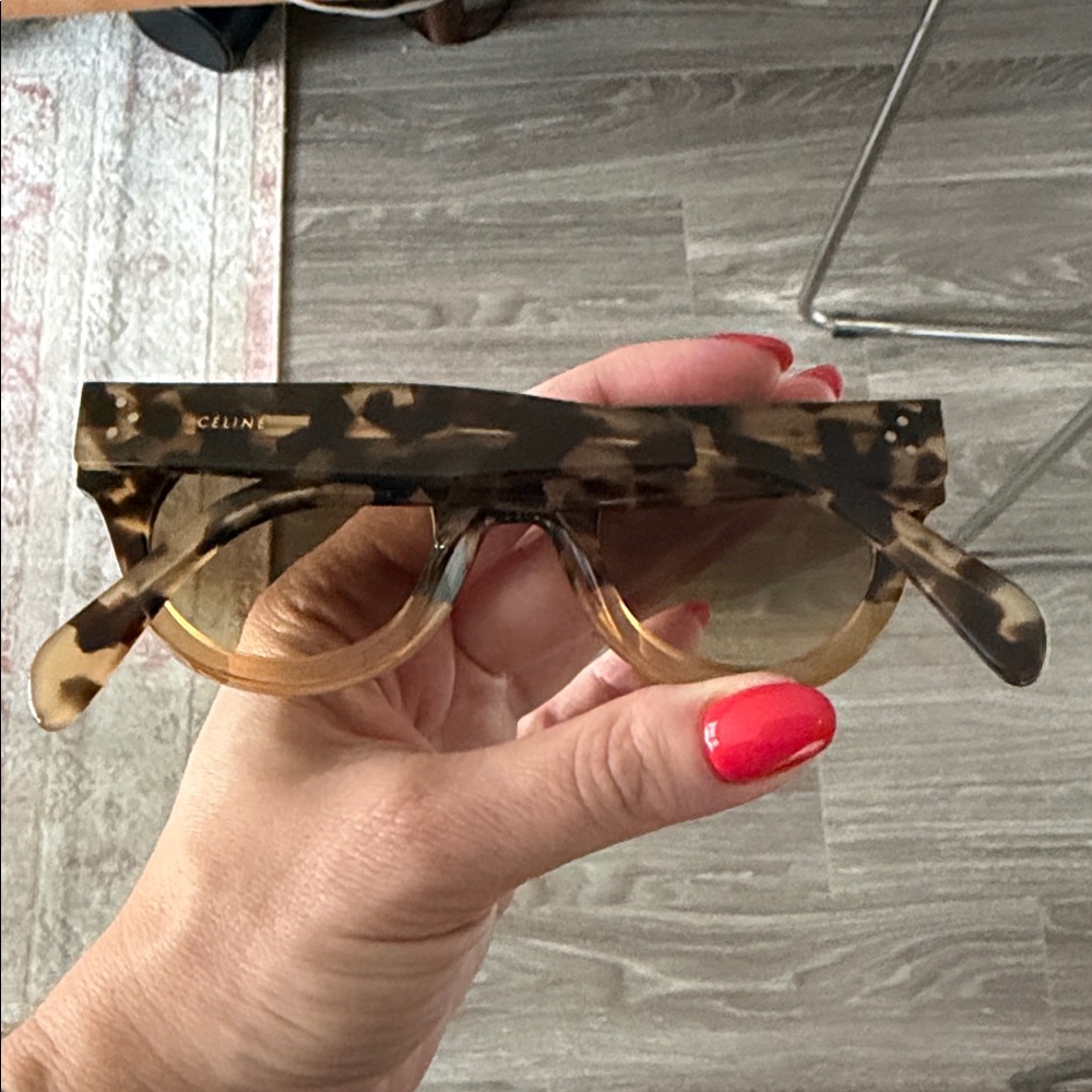 Authentic Céline Tortoiseshell Round Sunglasses - Picture 6 of 11
